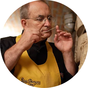 Mr. Guffanti affinatore di formaggi controlla formaggio